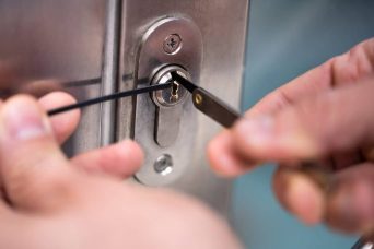 Commercial-Locksmith-Gladstone-Lockout-Assistance-1600px-LS-1024x683